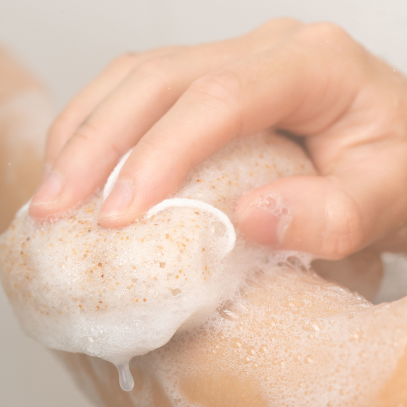 Fleur de douche naturelle pour le soin du corps : une face nature et une face enrichie à la poudre de coques de noix qui permet une exfoliation un peu plus accentuée sans pour autant agresser la peau. Idéale avant l’épilation ou pour conserver un beau bronzage.